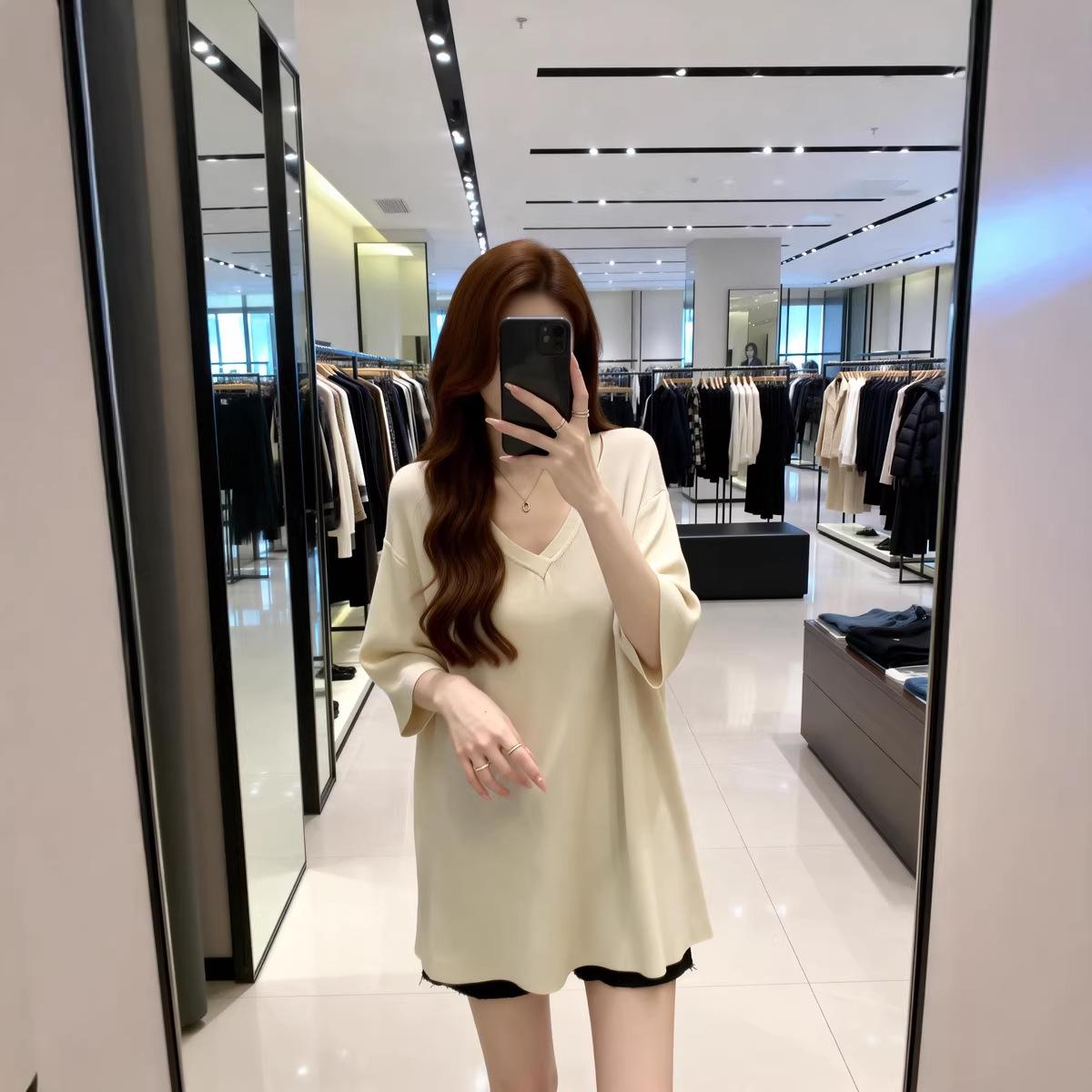 

2026 Summer Simple V-neck Ice Silk Knit Top for Women - Plus Size, Short-sleeve, Loose, Versatile and Casual. 4XL грязно-белый