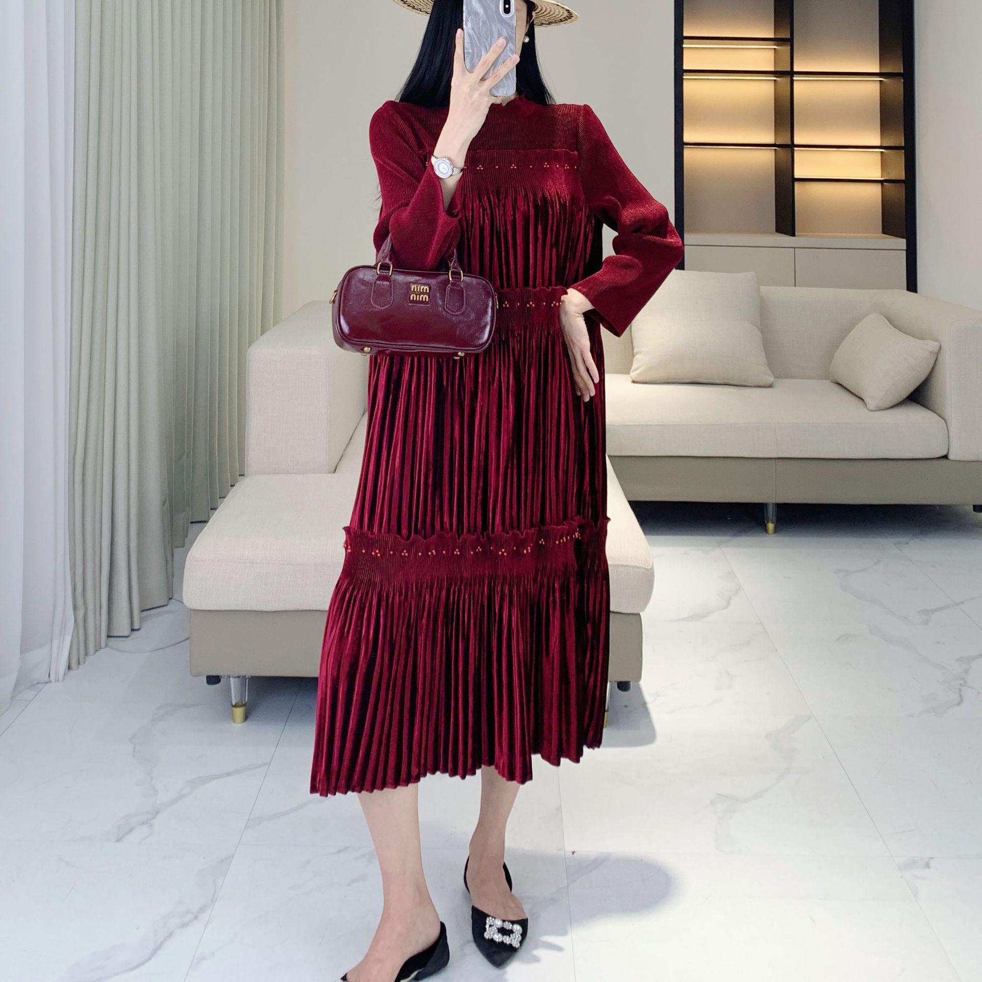 

Жіноча оксамитова сукня середньої довжини з бісерною оборкою, коміром-стійкою та довгими рукавами вина червоного кольору