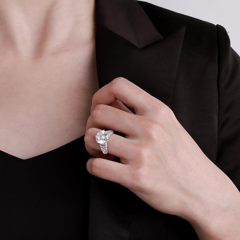 Elegancki pierścionek ze srebra próby S925 z moissanitem z europejsko-amerykańskim motywem twist