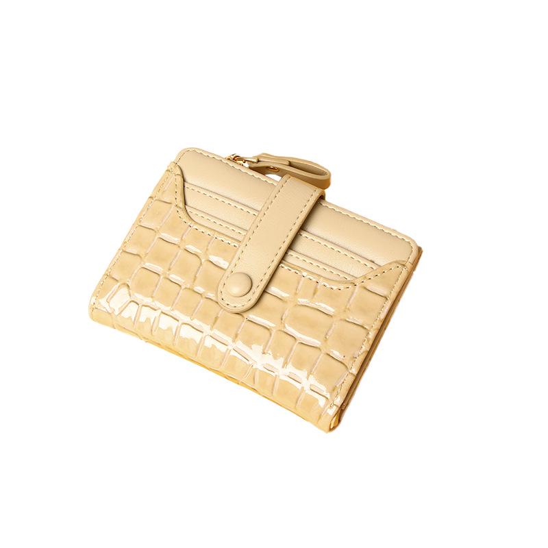 Retro Crocodile Pattern Ladies Short Wallet with Multi-Card Slots and Coin Purse.