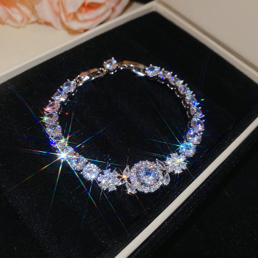 Europe and the United States Hot-selling Color Oval Love Zircon Bracelet Light Luxury Bracelet Personalized Jewelry Women