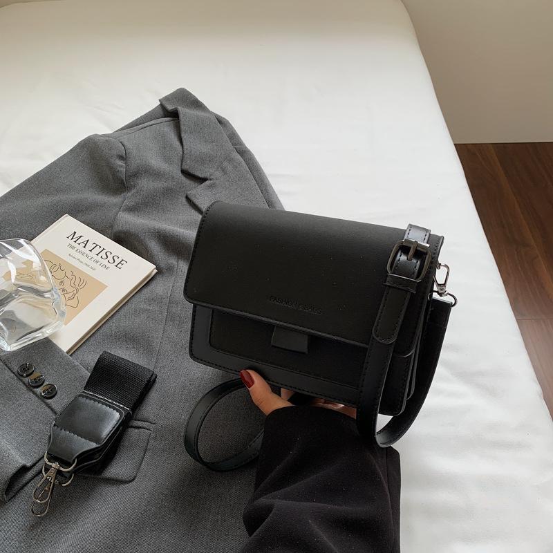The Small Square Bag Is Fashionable and Stylish. It's A Single-shoulder Bag A Crossbody Bag for Women and A Trendy Commuting Bag