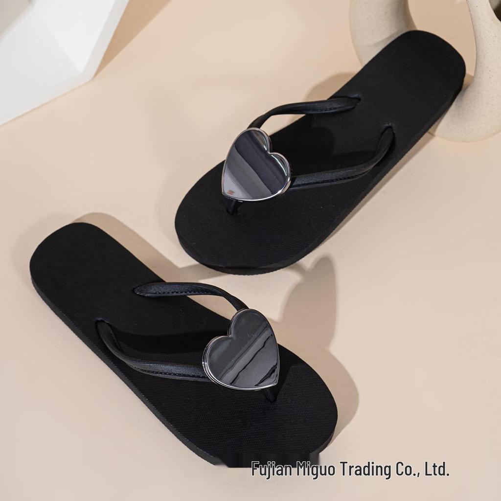 Fashionable and versatile, these women's flip-flops are perfect for the beach, popular among influencers, and feature a stylish, attractive design.