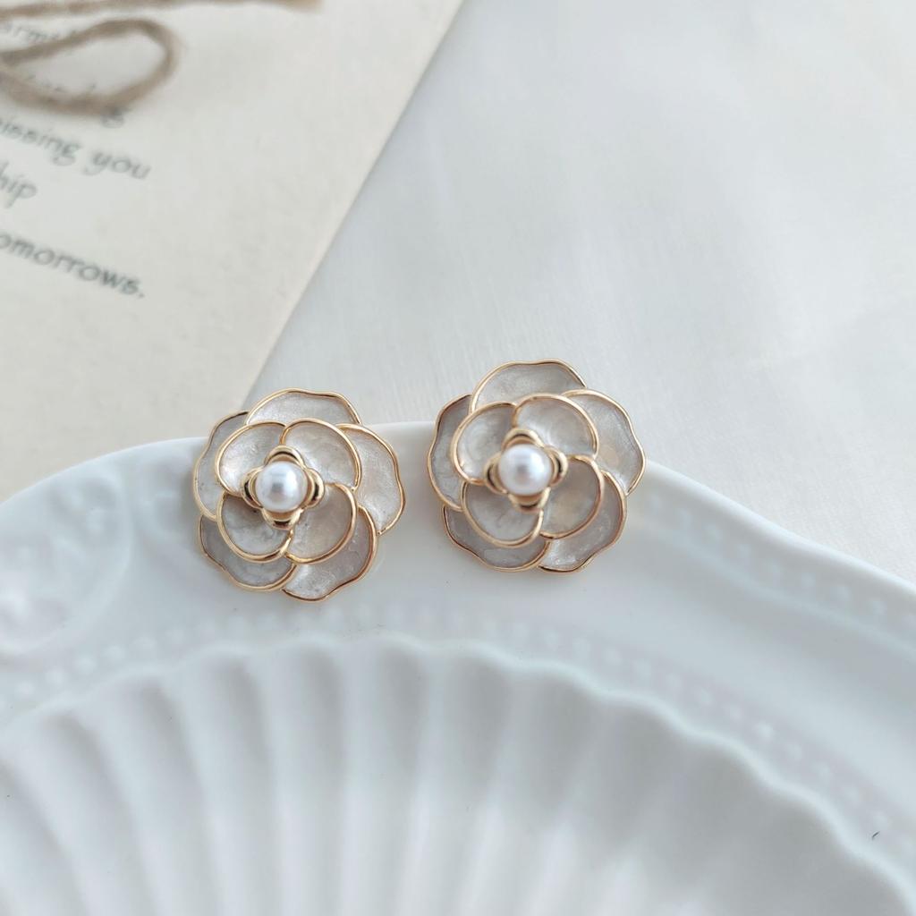 Camellia Xiaoxiang stud earrings women's summer new trendy niche design pearl earrings flower temperament retro earrings