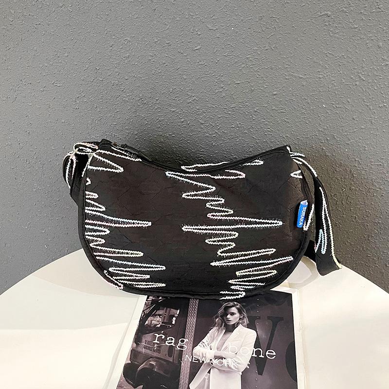 

Summer Korean version of foreign style casual shoulder bag women s wide shoulder strap popular embroidery fabric versatile personality messenger bag чёрный