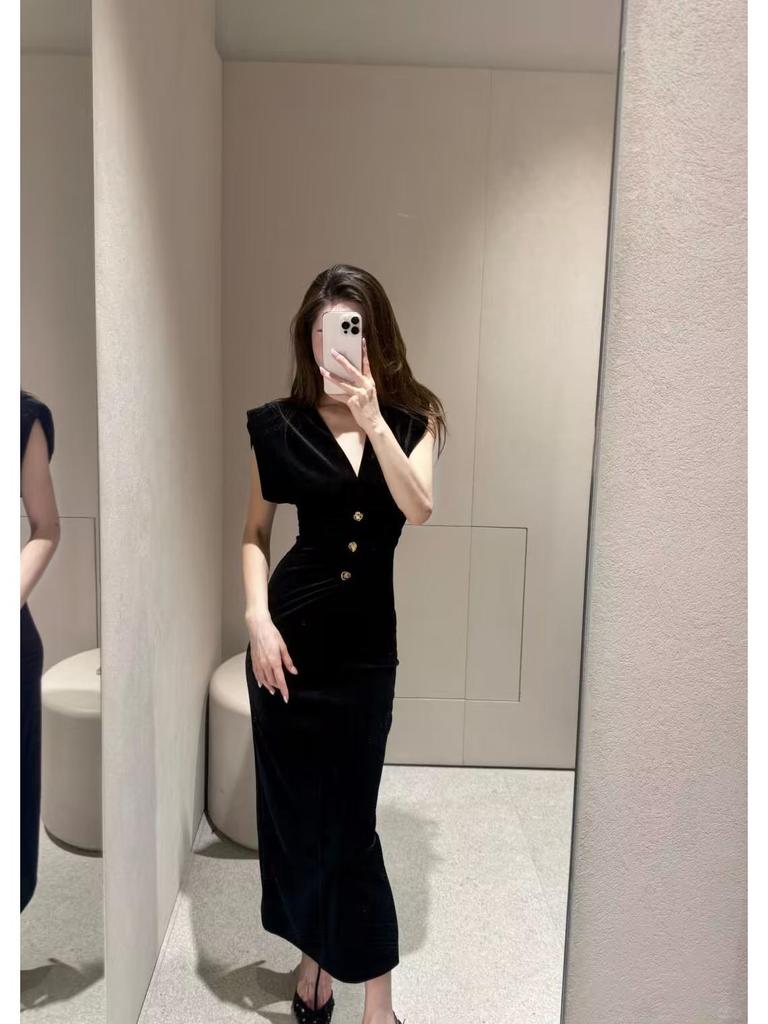 European & American Style Sleeveless Velvet Slimming Long Dress with Pleated Waist and Button Accents