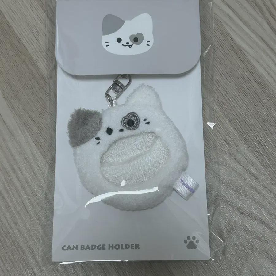 Looge Popup Store On Air Yeji Can Badge Holder 