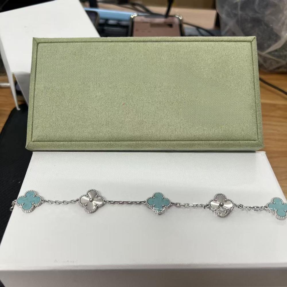 Vierblättriges Klee- und Fünfblüten-Armband mit rotem Achaten - Ein Geschenk für deine Freundin