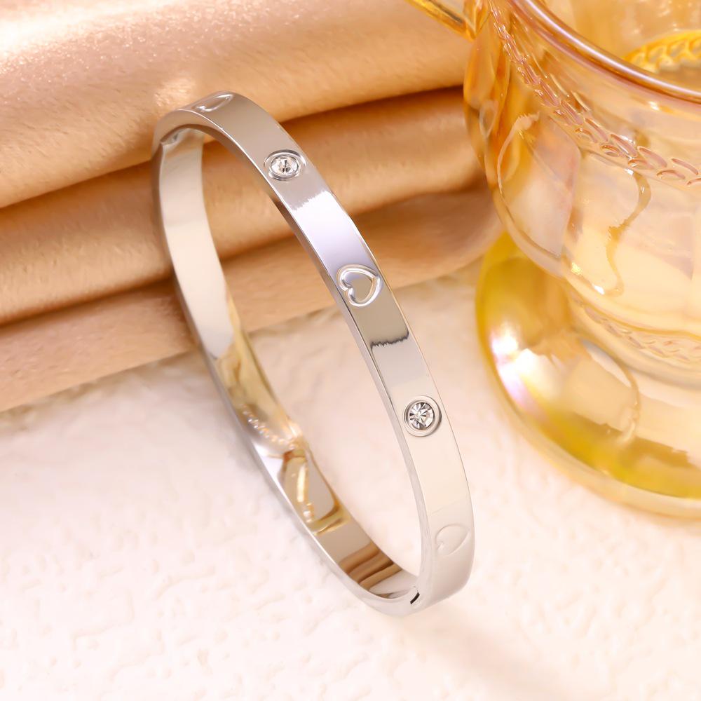 Fashion Diamond-Studded Titanium Steel Heart Bracelet with Peach Heart Buckle
