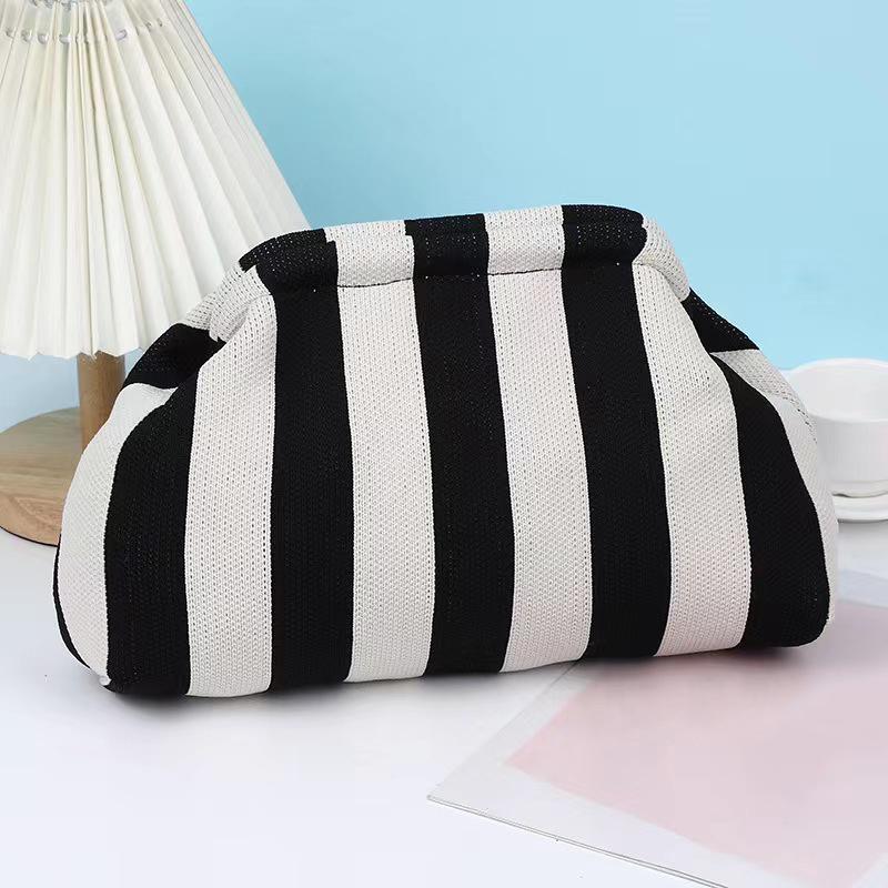 Yogodlns Летняя пляжная сумка-клатч для женщин плетеные крючком сумки кошельки вязаные пельмени клатч рюшированный облако повседневная сумка-клатч с цветными блоками 2 белыйчёрный 1469₽