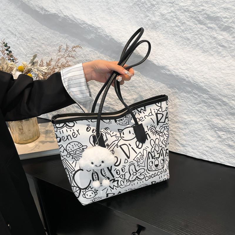 Trendy Streetwear Tote Bag For Women With Durable Fabric And Fashion Stitching
