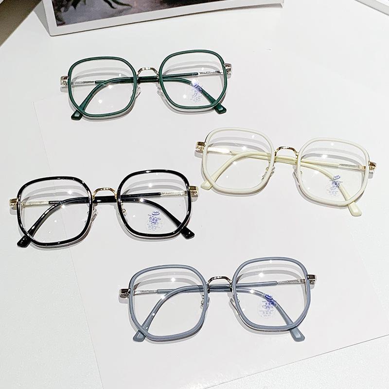 New Anti-Blue Light Large Frame Glasses - No Makeup Slimming Style, Trendy Myopia Glasses for Live Broadcasts and Social Media Influencers.
