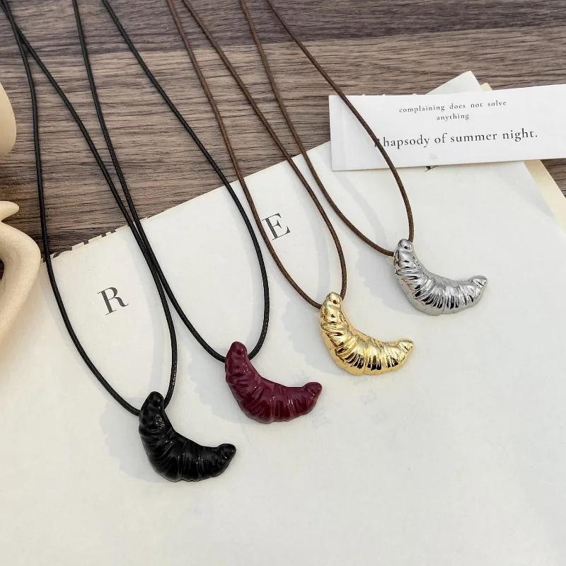 Korean Gold Croissant Pendant Necklaces for Women Girls Creative Clavicle Chain Charm Neck Necklace Jewelry