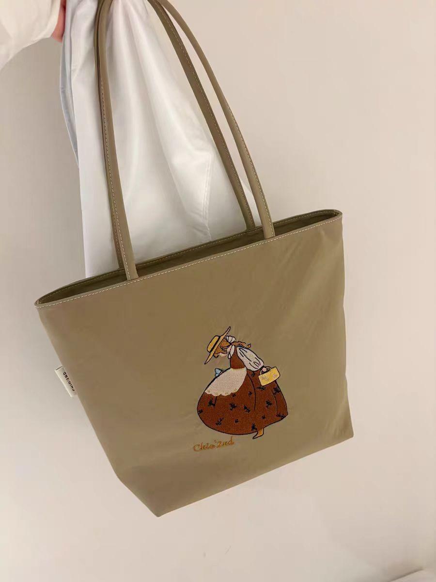 

Nanfeng versatile, cartoon girl tote bag women 2025 new summer super fire commuter portable shoulder bag мох зеленого