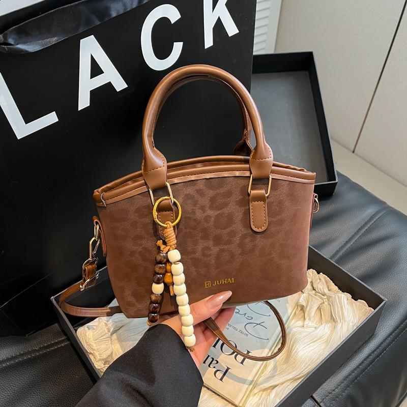 Street Style Bucket Bag With Pu Material And Zipper Closure For Daily Use