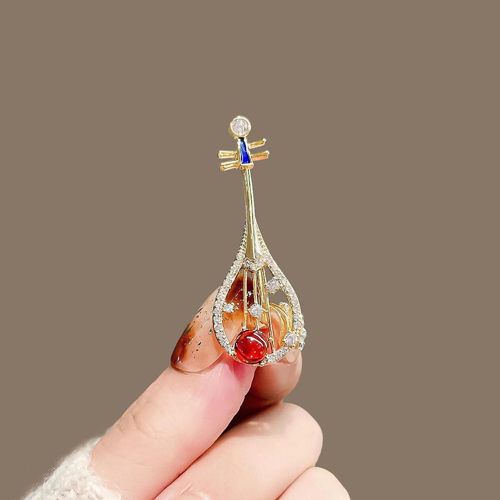 Elegant Butterfly Brooch: Luxurious Suit Accessory & Stylish Corsage for Women