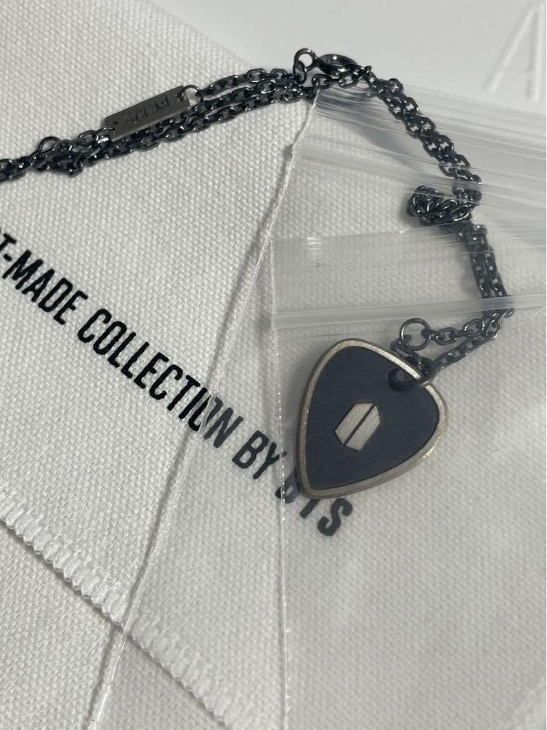 [USED] [SUGA] GUITAR PICK NECKLACE