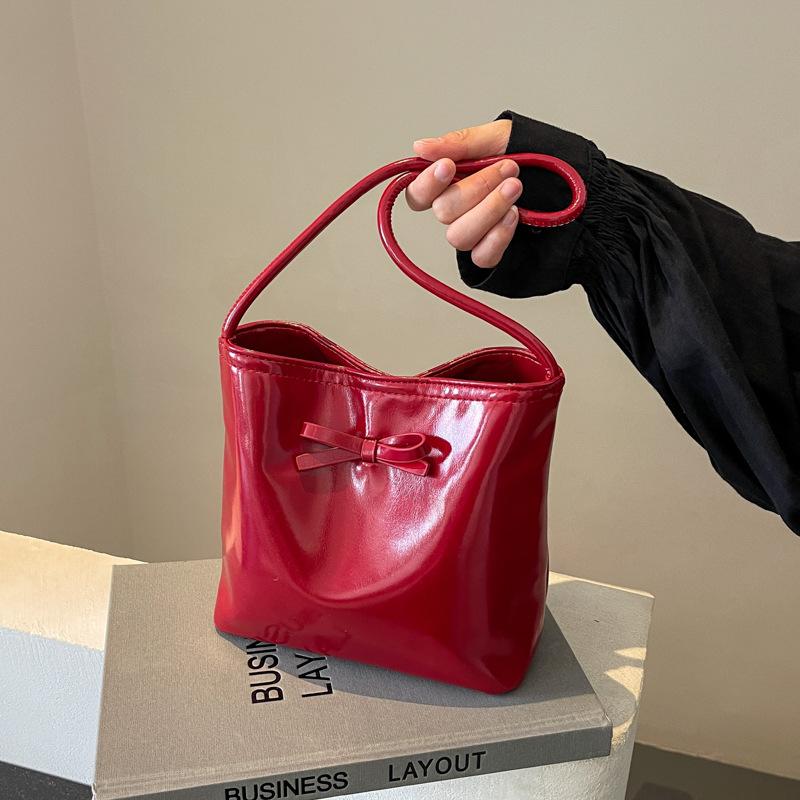 Spring and summer new casual commuter shoulder armpit bag simple and fashionable portable bucket bag