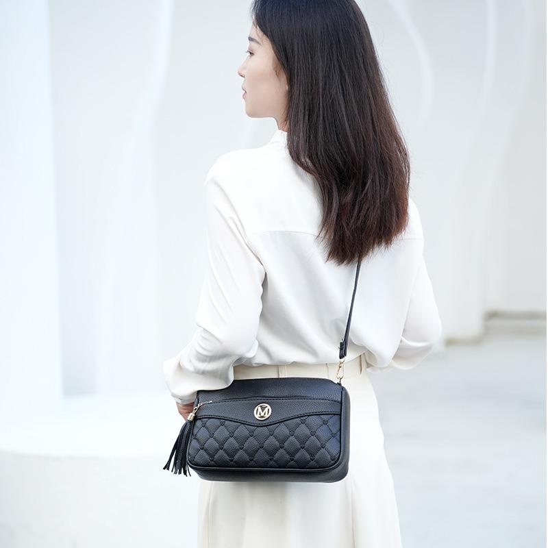 Autumn and winter new women's messenger bag fashionable versatile mobile phone bag large capacity fringed women's bag tide