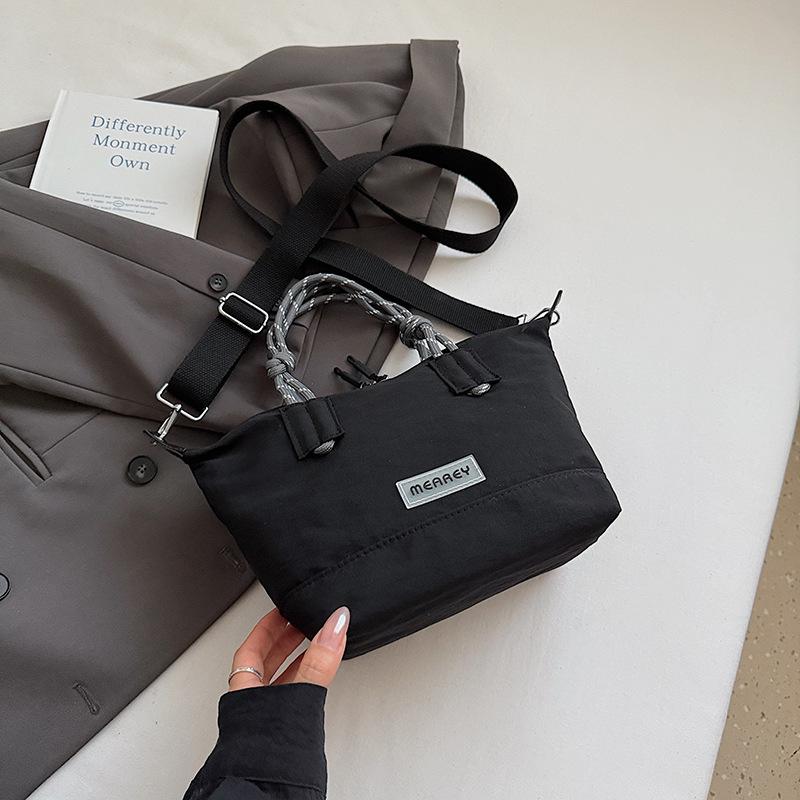 

Nylon cloth bag, women s tote bag, large capacity, autumn and winter can be messenger 2025 new versatile portable class commuter bag чёрный