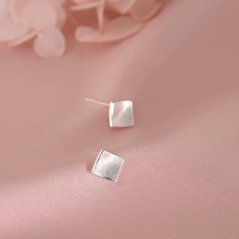 Brushed Quadrilateral Stud Earrings: Mini & Exquisite, Versatile & Sweet – Perfect for Autumn/Winter.