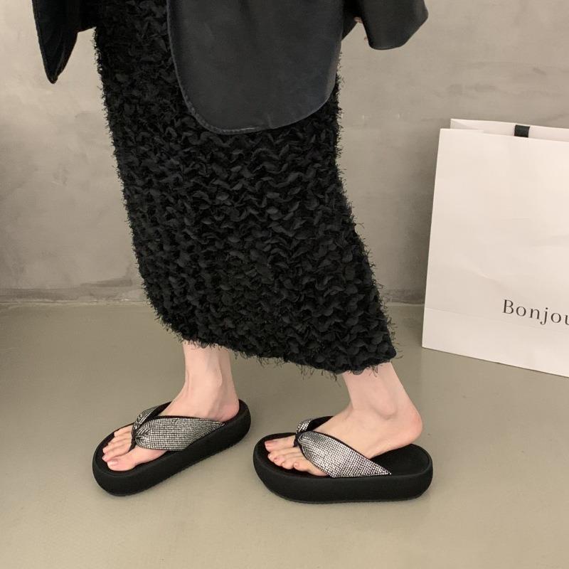 Beautiful thick-soled black pinch-on flip-flops for women's new toes, seaside women's summer outer wear, going out cool slippers