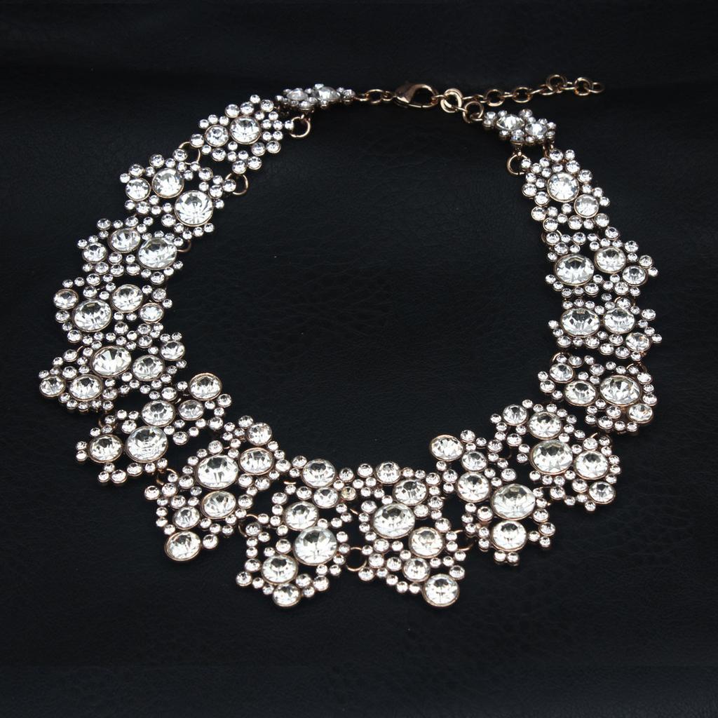 Europäische und Amerikanische Übertriebene Kurze Perlen, Diamant Halsketten, Modische Retro Blumen Damen Accessoires 2026