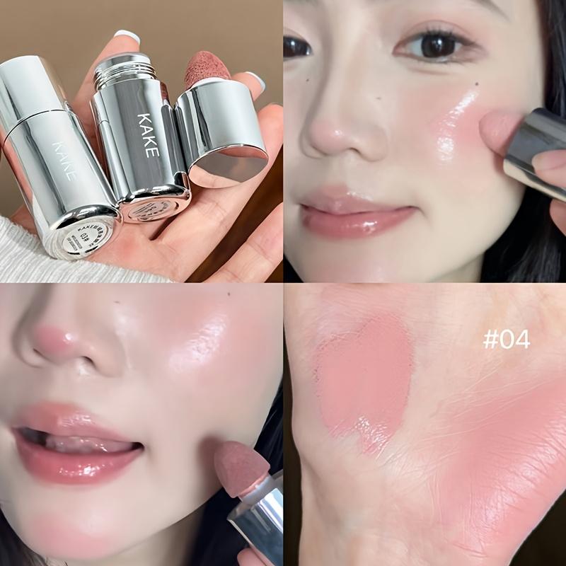 Stick blush liquido color rosa pesca con testa a fungo4 colori. Facile da applicare, illumina l'incarnato per una pelle traslucida. Regalo ideale per i compleanni