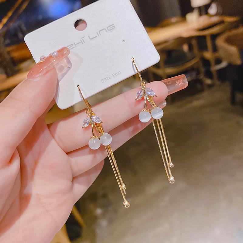 Light luxury high-end sense gold long fringed temperament earrings fashionable atmosphere versatile stud earrings personalized daily earrings