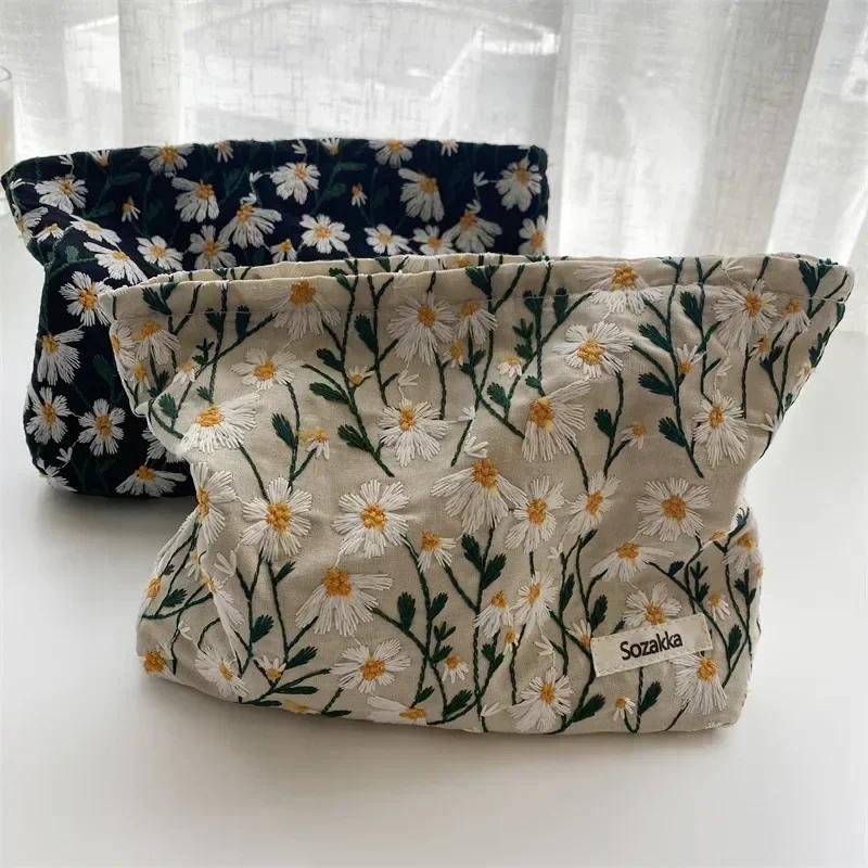 Cosmetische Tas Pouch voor Vrouwen Borduurwerk Margriet Bloemen Koreaans Reis toilettas Tas Schoonheid Make-up Pouch Organizer Etui