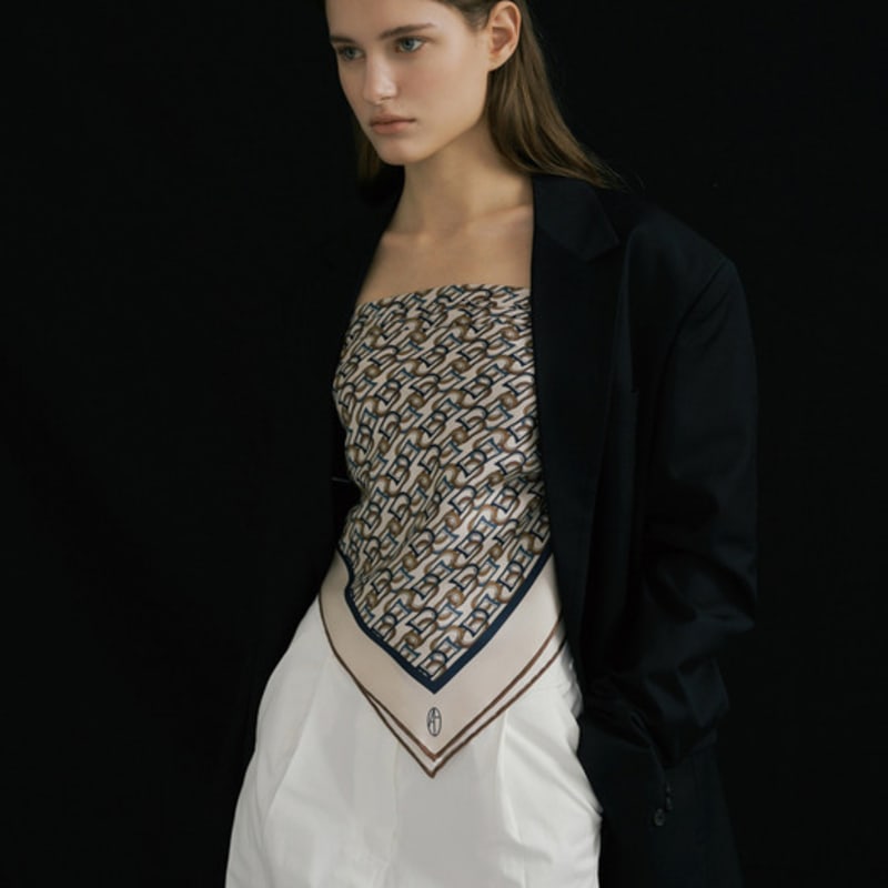 AVVINA PELLE Chain Square SilK Scarf 90 - Beige/Camel