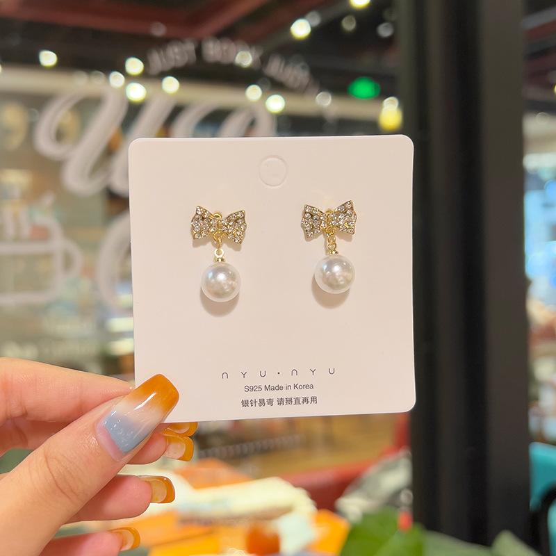 Boucles d'oreilles à tige en perles de fleur de vent parfumées à petite aiguille argentée, boucles d'oreilles légères et luxueuses, style célébrité, style rétro élégant et tendance