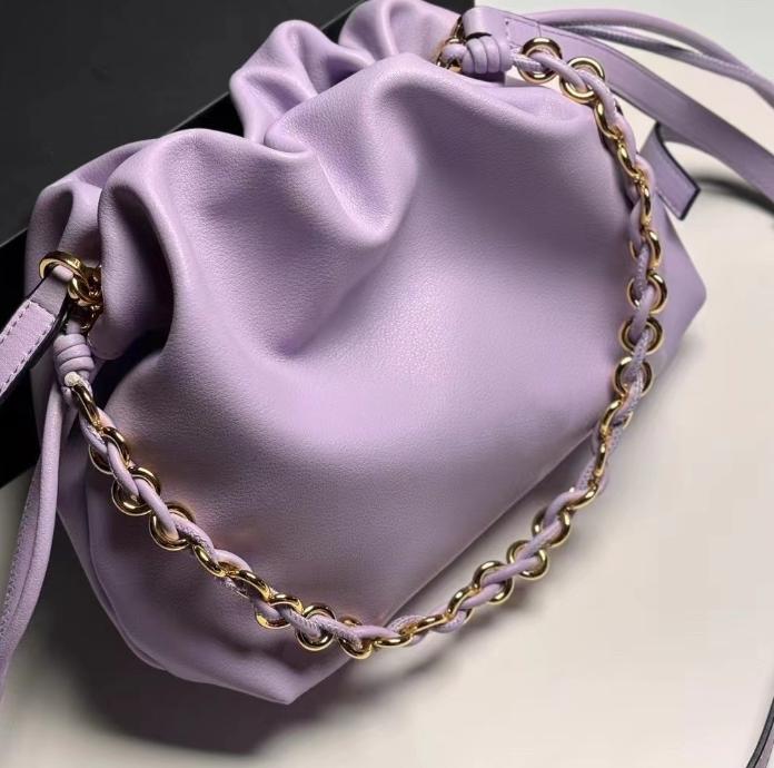 The New High-end Women's Bag Made of Cowhide, the Cloud Bag, Is Simple and Versatile