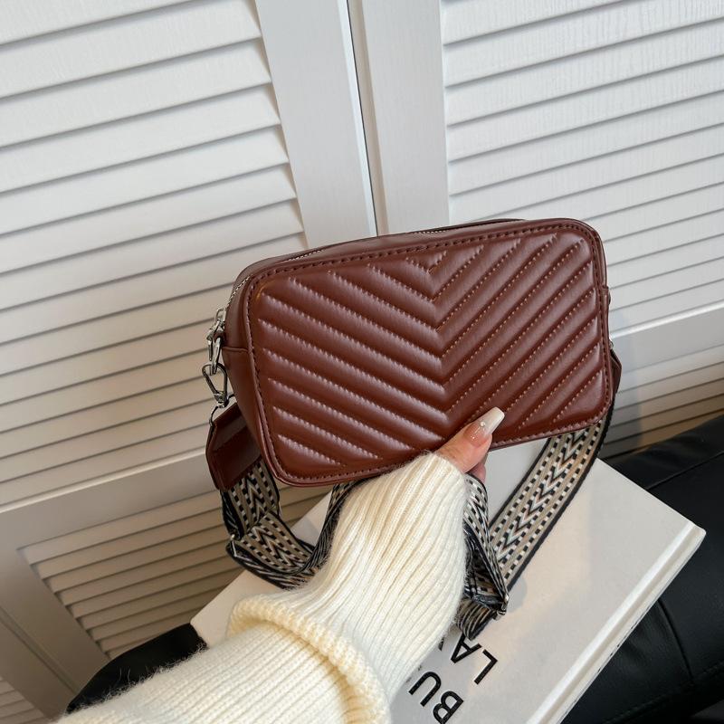 

Simple solid color small square bag, personalized wide shoulder strap women s new commuter design sense, advanced casual shoulder messenger bag кавовий