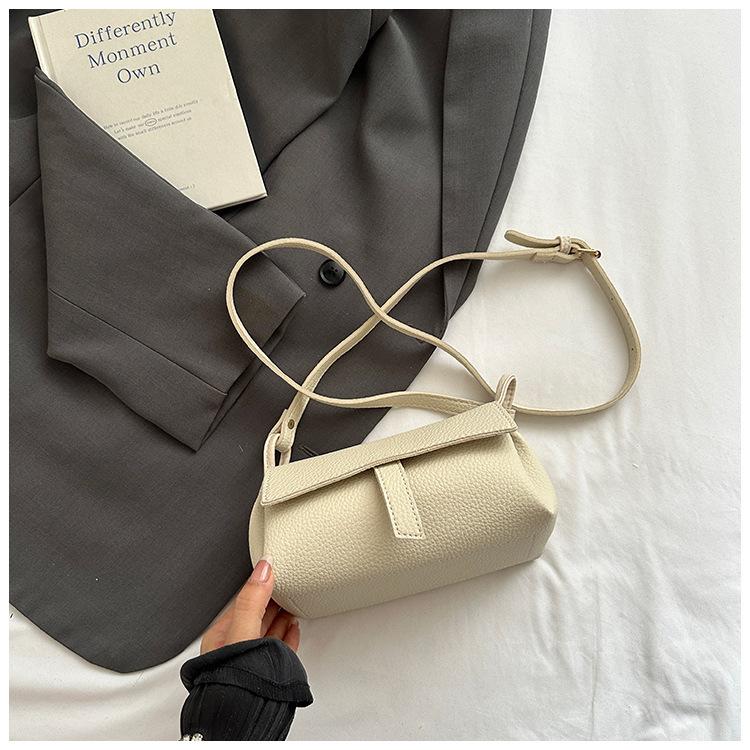 

Korean version of simple and versatile women s messenger bag 2025 summer new commuter shoulder bag fashionable small square bag белый