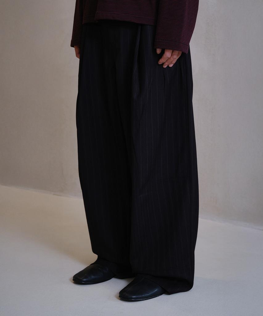 Daibeuin Loosed Stripe Trousers (Black)