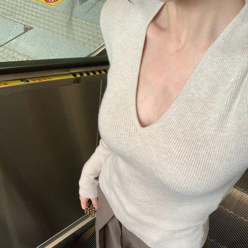 Gentle-style Solid Color V-neck Knitwear for Women Slim Fit and Slimming Inner Long Sleeve Base Layer Sweater for Spring and Autumn