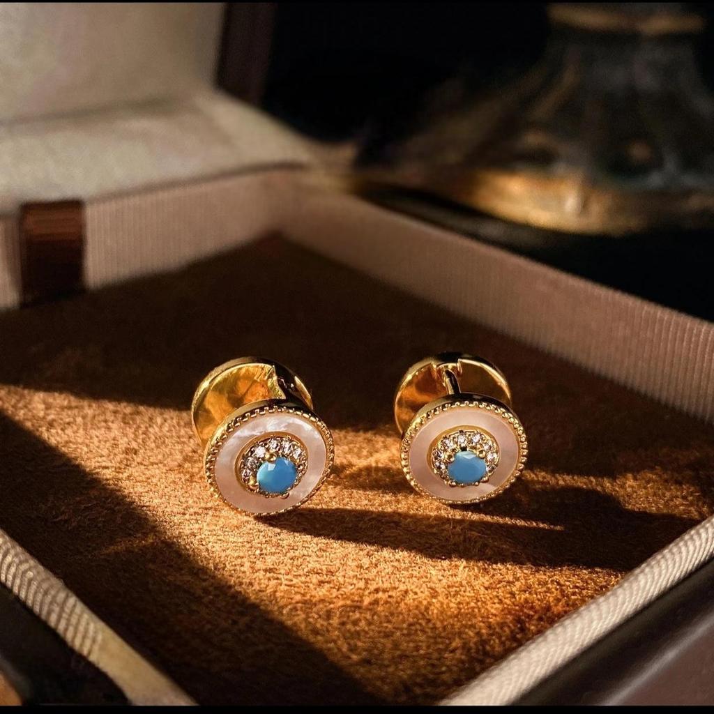 Zirkon Perlmutt Sunburst Ohrklemmen: Elegante, vielseitige Ohrringe für Frauen.