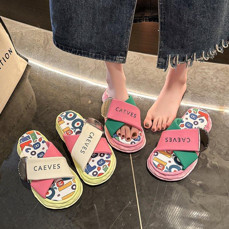 Thick-soled cool slippers women's summer wear 2025 new Internet celebrity explosion niche graffiti beach sandals stepping on shit feeling
