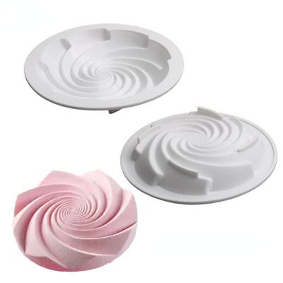 Einzelnes Zyklon-Törtchen, dekoriert mit Silikonform, runder Musta-Kreis, Kuchen, Dessert, Backen