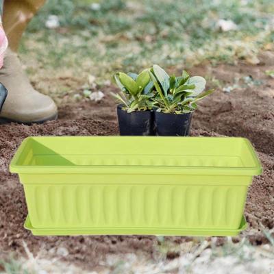 Balkonový květináč s drenážním otvorem a podmisou pro domácí použití