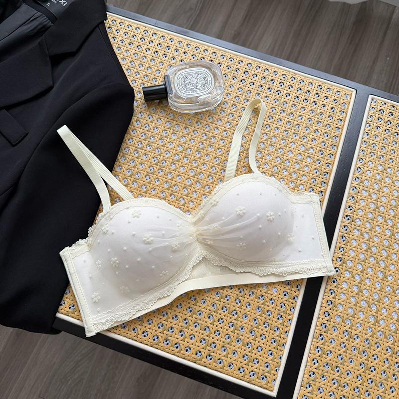 Lace small breasts gather and show a large half cup of underwear for women's flat breasts. The upper cup is supported to prevent sagging