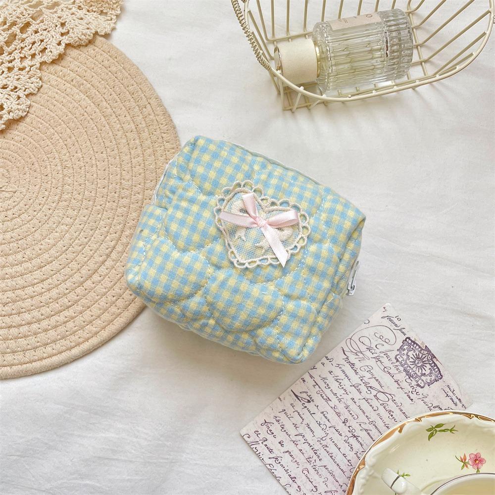 1pc New Checkered Quilted Makeup Bag Small Portable Cosmetic Bag with Lace Heart Bow Makeup Pouch Gift