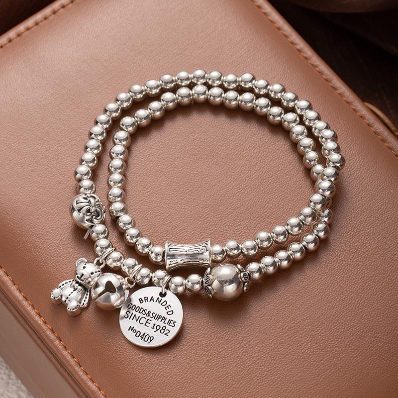 Náramek s dvoukruhovým střapcem z imitace stříbrných korálků s barevnou stálostí a skrytým stříbrným přívěskem Maneki Neko