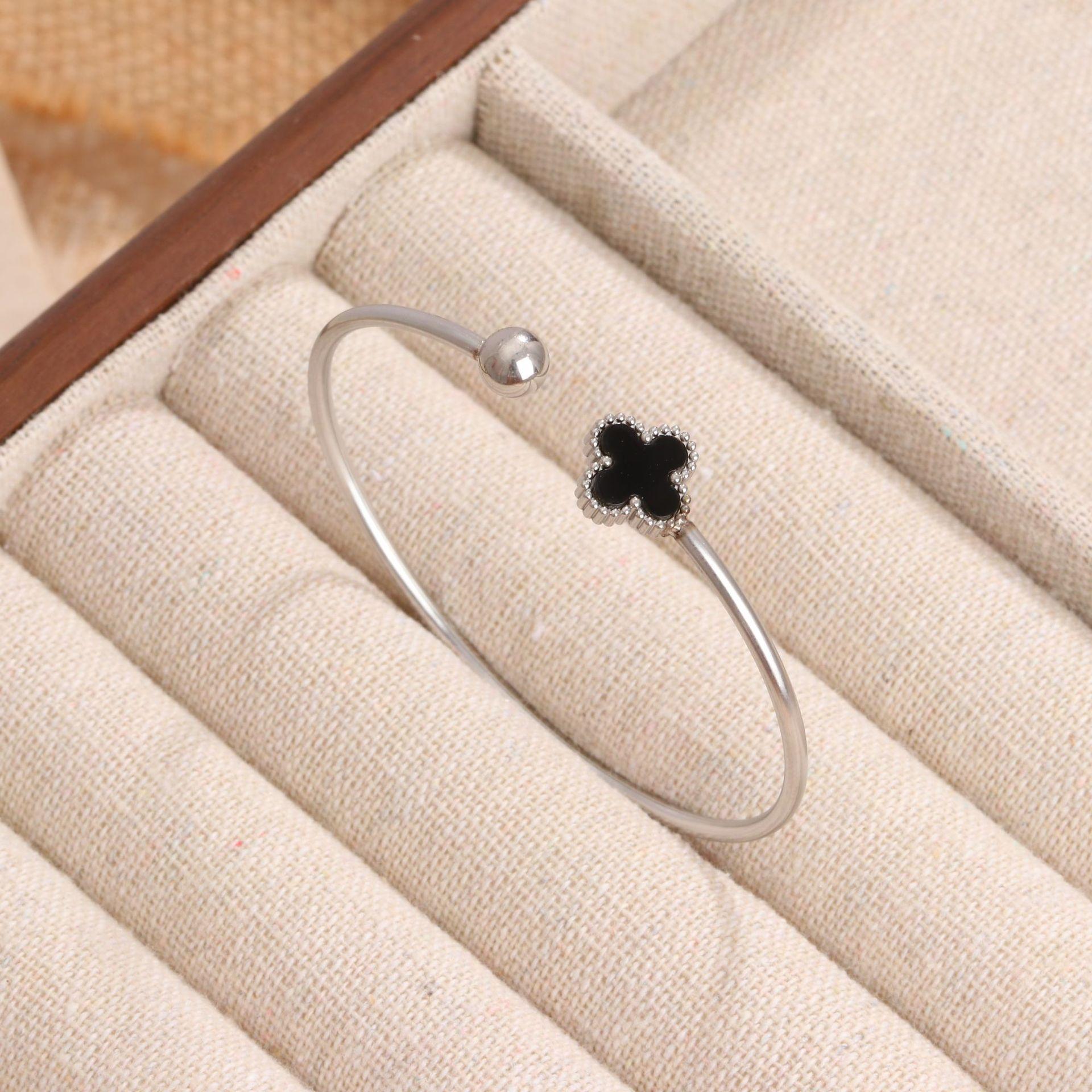 

Fashion classic four-leaf clover open bracelet, a versatile jewelry accessory for women