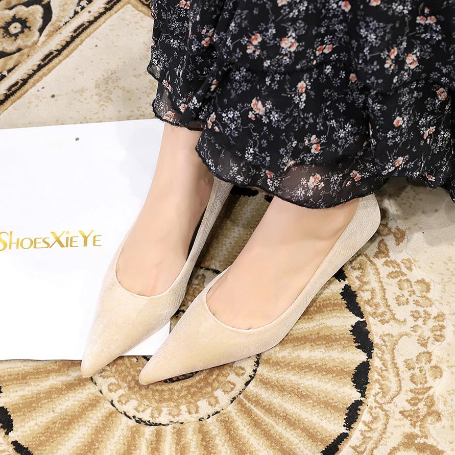 Madingi moteriški batai banketams: Ploni kulno vidurio kulno segios smailės galiuko storio aksomo veido vienviečiai batai