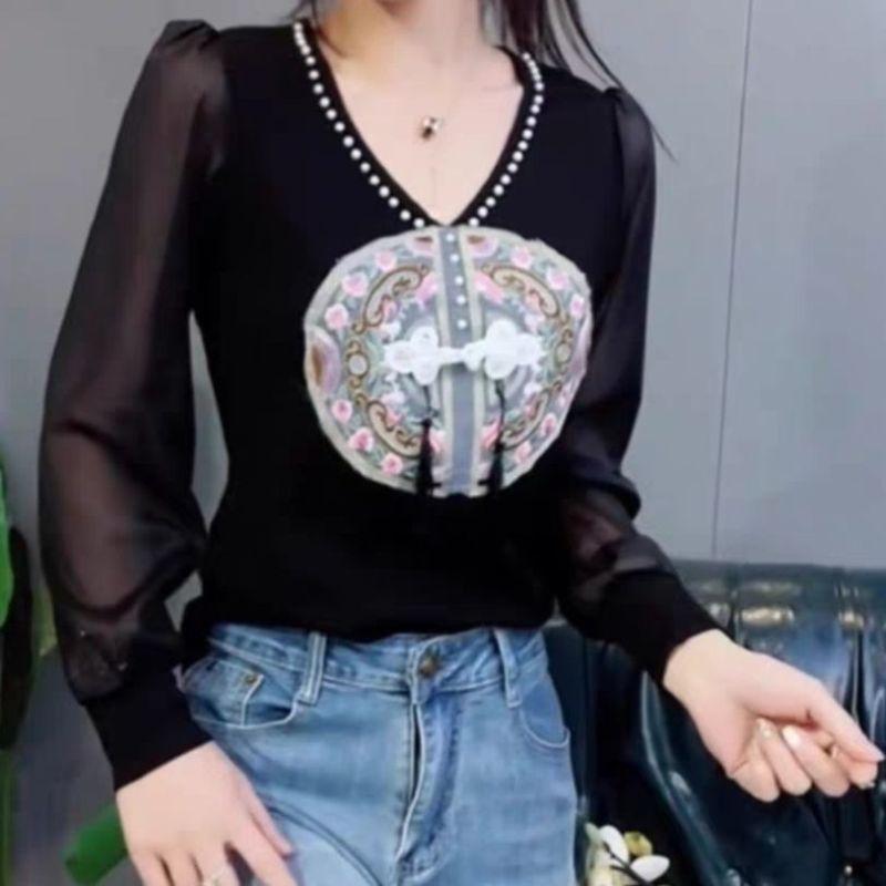 Neues Frühling Sommer T-Shirt Mode Chic V-Ausschnitt Nagelperlen Knopf Stickerei Locker Vielseitig Chinesischer Stil Top