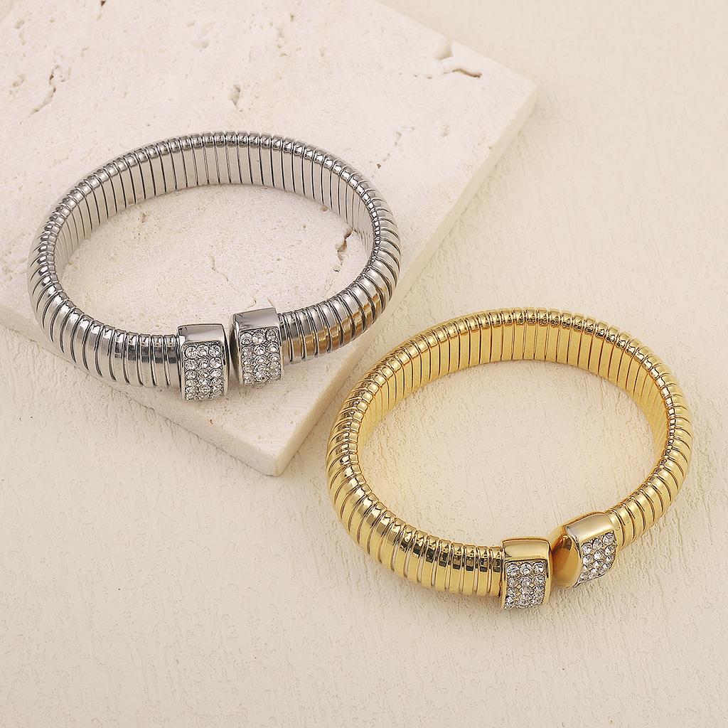 Nerezový náramek světle luxusní menšinový pruhovaný středověký vintage textura hip hop kubánský náramek