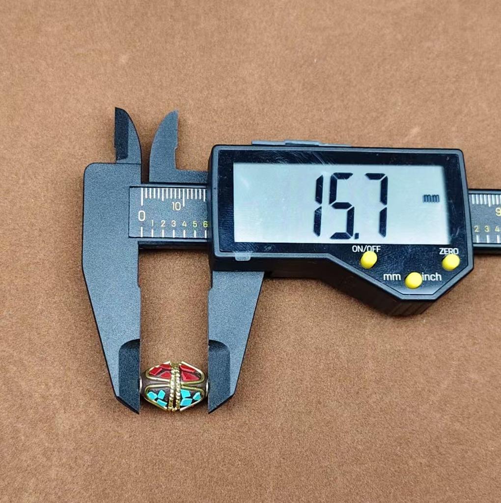 Nepalski Ręcznie Robiony Naszyjnik z Sześciosylabową Mantrą z Mosiężnymi Inkrustowanymi Koralikami