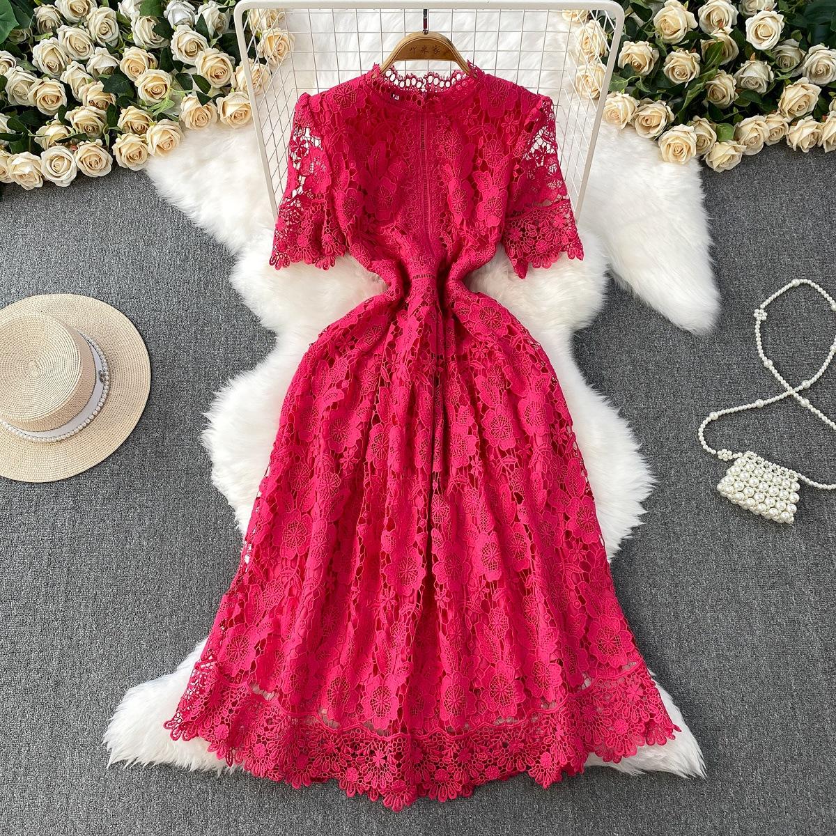 

Элегантное женское платье с круглым вырезом и короткими рукавами. Летнее платье, обтягивающее талию и стройнящее фигуру. M розовый